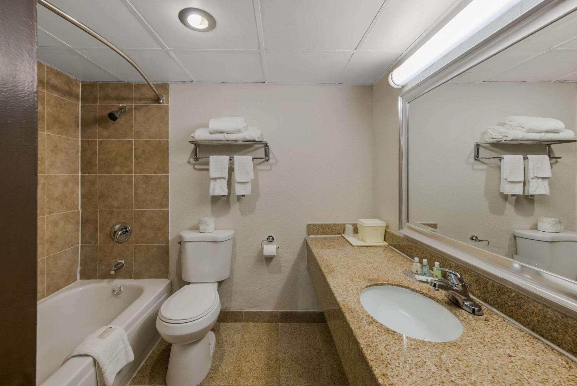 Quality Inn Airport Woodson Terrace Exteriér fotografie