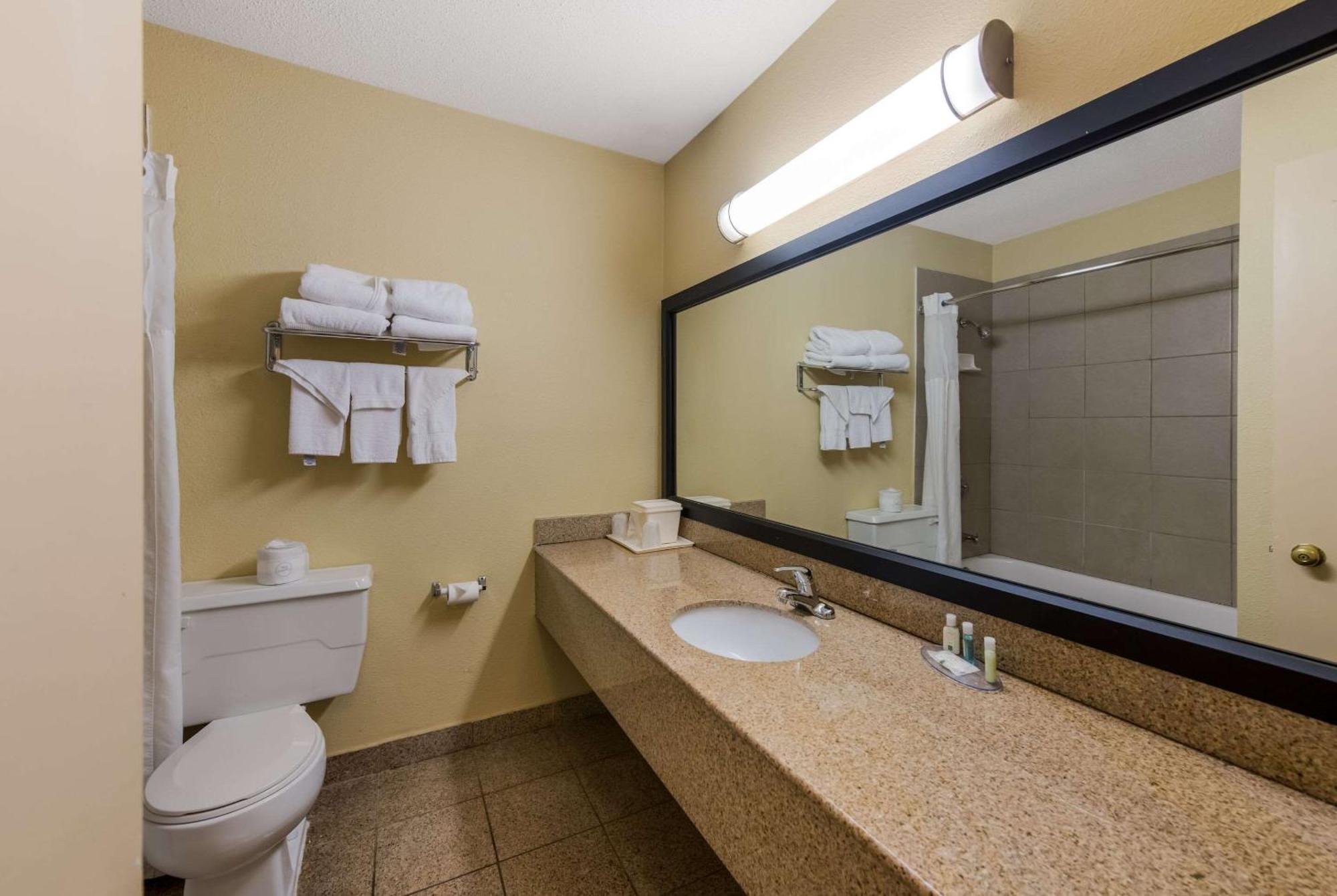 Quality Inn Airport Woodson Terrace Exteriér fotografie