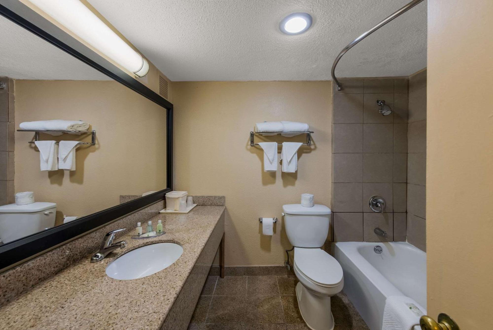 Quality Inn Airport Woodson Terrace Exteriér fotografie