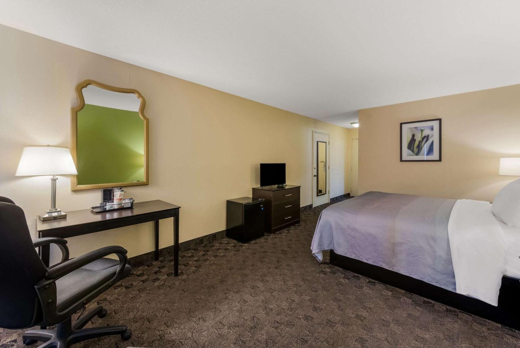 Quality Inn Airport Woodson Terrace Exteriér fotografie