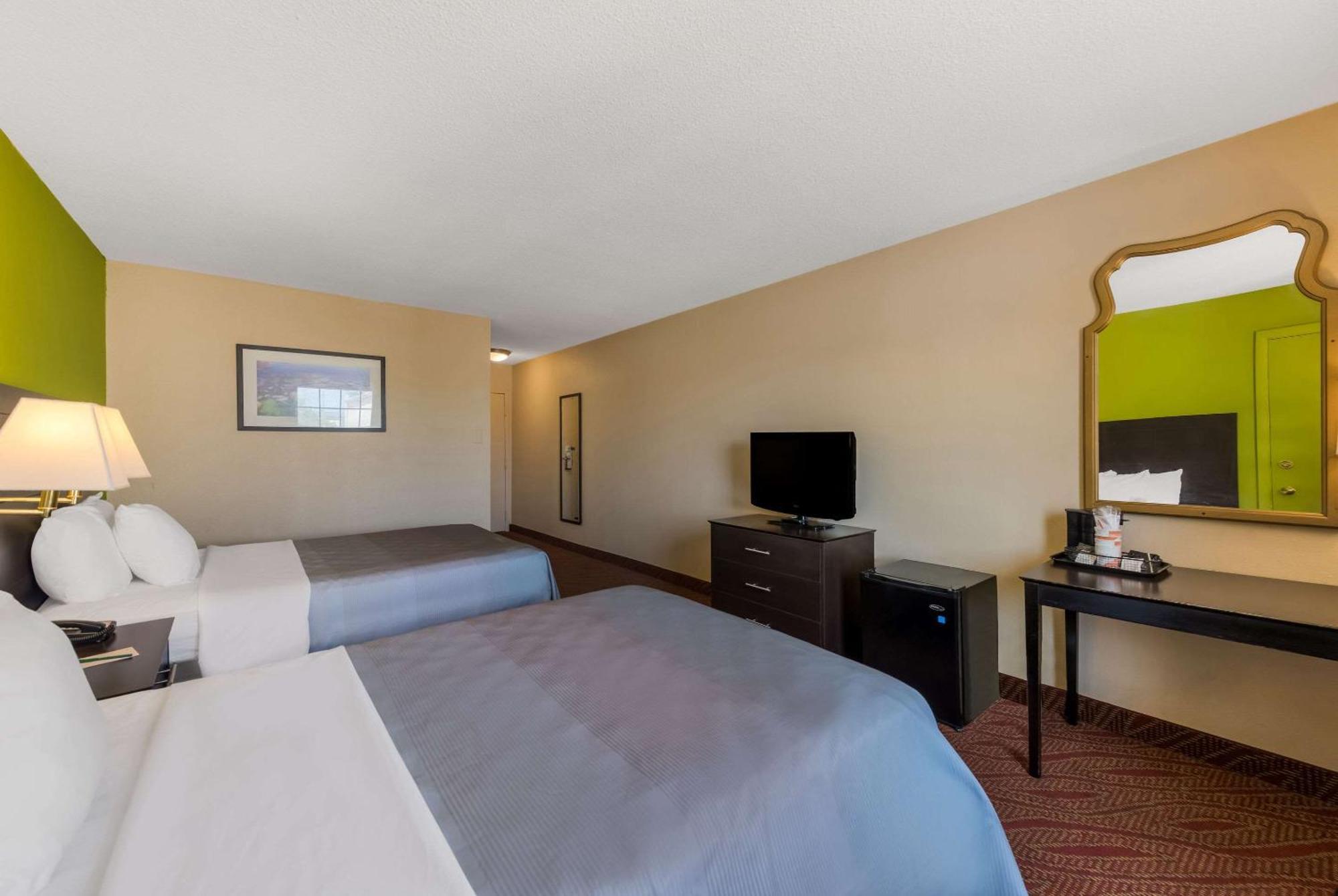 Quality Inn Airport Woodson Terrace Exteriér fotografie