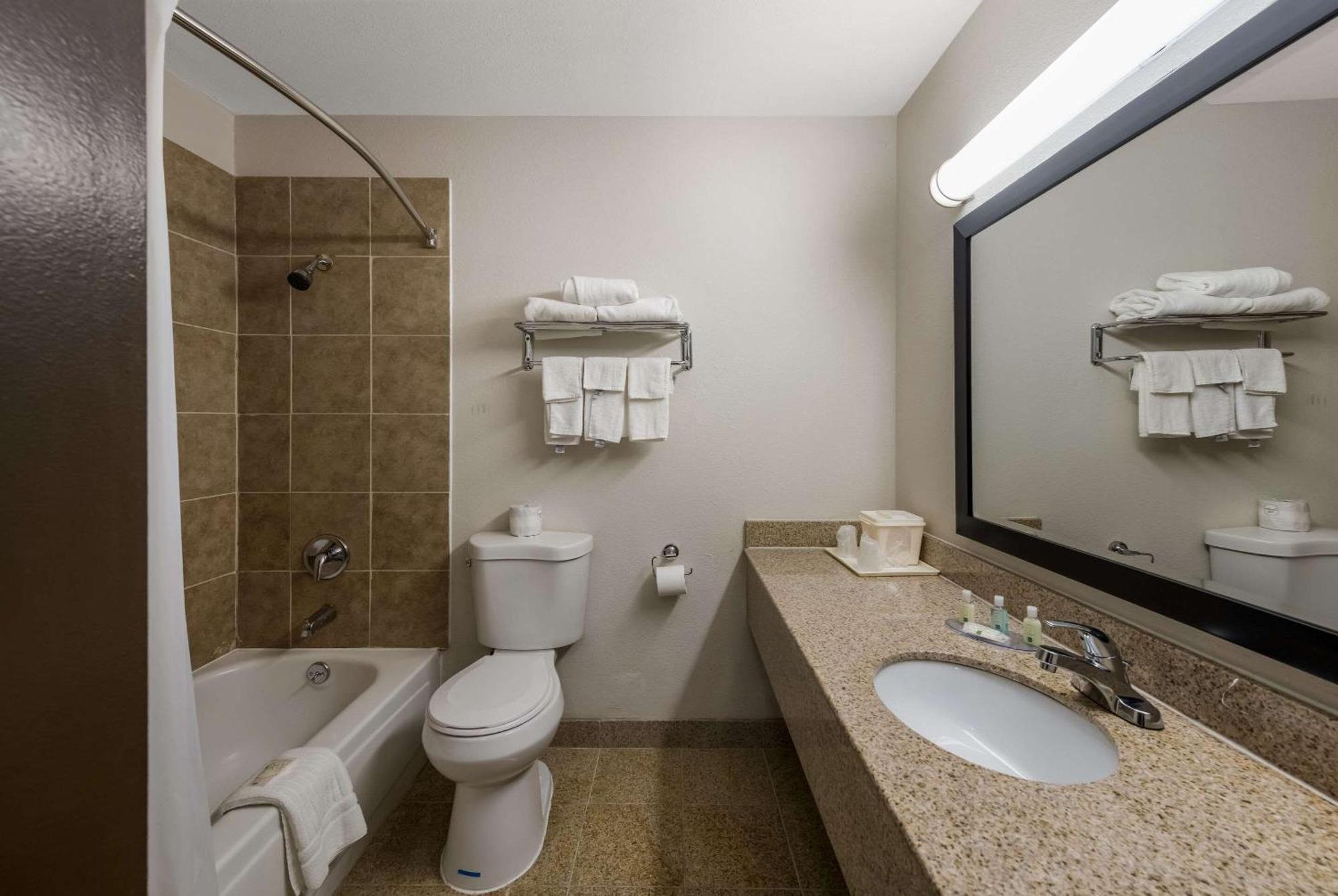 Quality Inn Airport Woodson Terrace Exteriér fotografie
