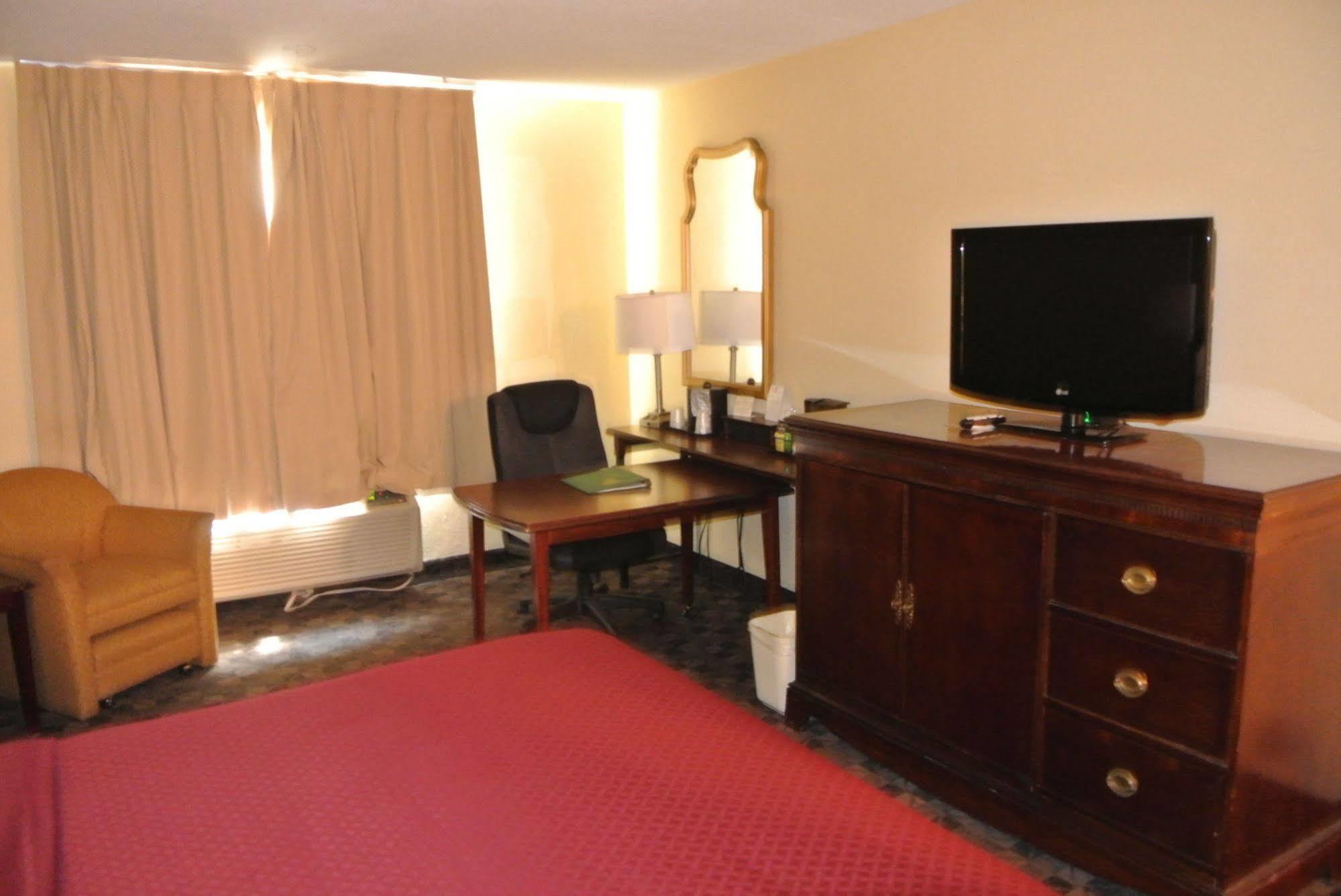 Quality Inn Airport Woodson Terrace Exteriér fotografie