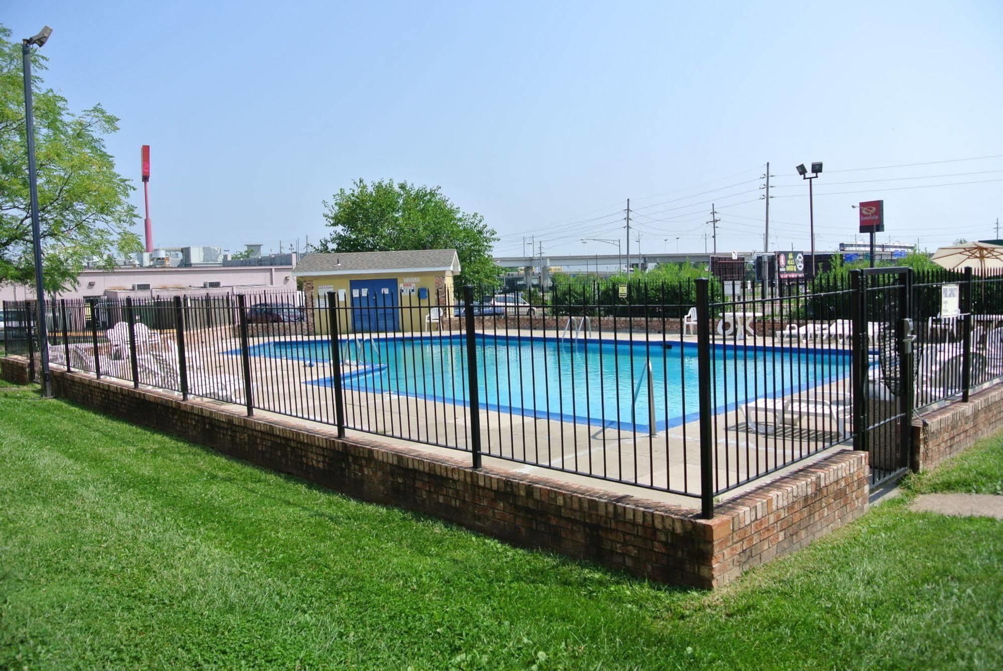 Quality Inn Airport Woodson Terrace Exteriér fotografie