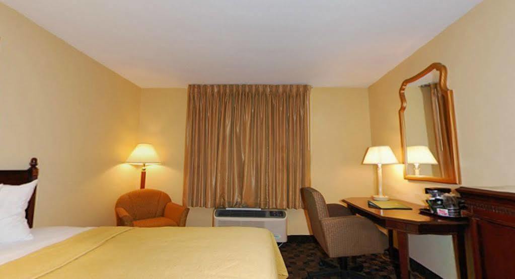 Quality Inn Airport Woodson Terrace Exteriér fotografie