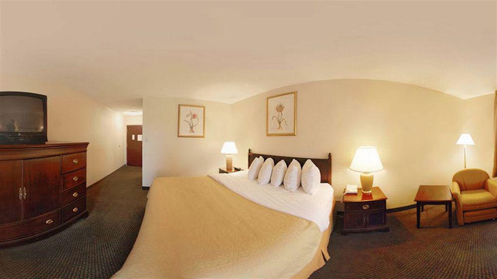 Quality Inn Airport Woodson Terrace Exteriér fotografie